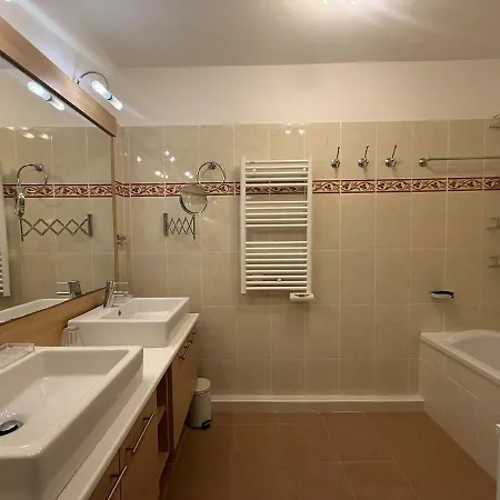 Apartment Centre - 2 Chambres, Balcons, Parking Prive Nizza
