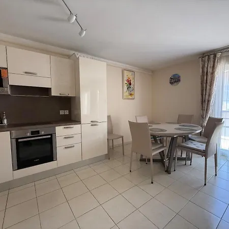 Centre - 2 Chambres, Balcons, Parking Prive Apartment *