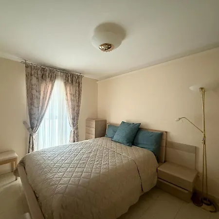 Centre - 2 Chambres, Balcons, Parking Prive