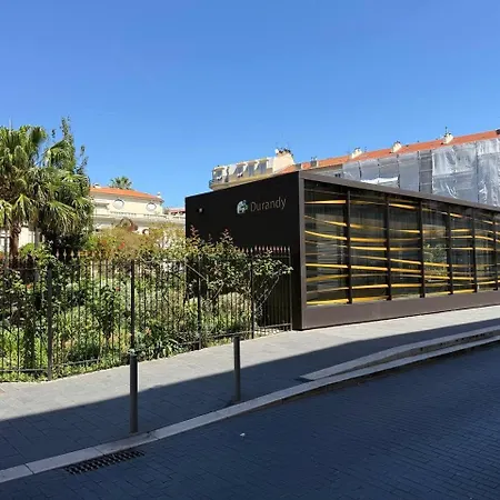 Centre - 2 Chambres, Balcons, Parking Prive Apartment